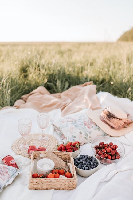 Sip in Style: Essential Drinkware and Accessories for Sophisticated Picnics